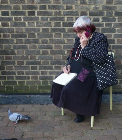 Agnès Varda au téléphone