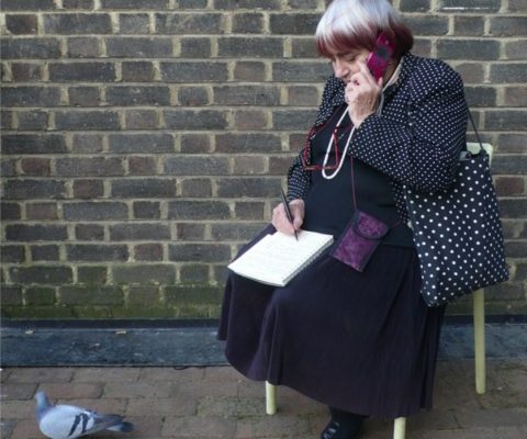 Agnès Varda au téléphone