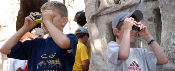 Enfants prenant des photos