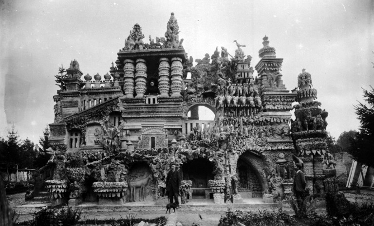 Ferdinand Cheval devant son palais idéal